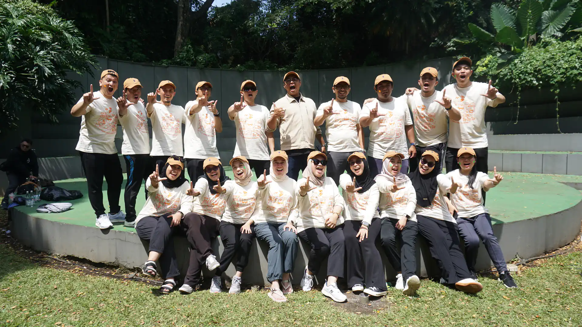 Tim rafting bersama tersenyum